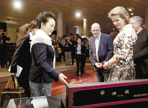 彭丽媛以沛筑为国礼赠比利时王后